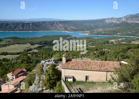 Blick auf Saint Peter's Kapelle oder Chapelle Saint-Pierre Aiguines & See von Sainte-Croix Var Provence Frankreich Stockfoto