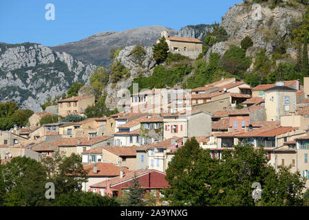 Blick auf das Dorf Aiguines mit den Klippen und Felsen am südlichen Eingang in die Schlucht des Verdon Var Provence Frankreich Stockfoto