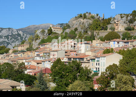 Blick auf das Dorf Aiguines mit den Klippen und Felsen am südlichen Eingang in die Schlucht des Verdon Var Provence Frankreich Stockfoto