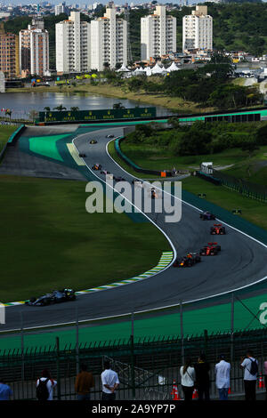 Sao Paulo, Brasilien. 17. November 2019; Autodromo Jose Carlos Pace, Sao Paulo, Brasilien; Formel 1 Brasilien Grand Prix Race Day; Lewis Hamilton (GBR) Mercedes AMG W 1 W 10, Alexander Albon (THA) Scuderia Toro Rosso STR 14 e Sebastian Vettel (GER) Scuderia Ferrari SF 90-redaktionelle Verwendung Credit: Aktion Plus Sport Bilder/Alamy leben Nachrichten Stockfoto