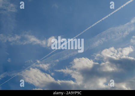 Trace aus dem Flugzeug am Himmel Stockfoto