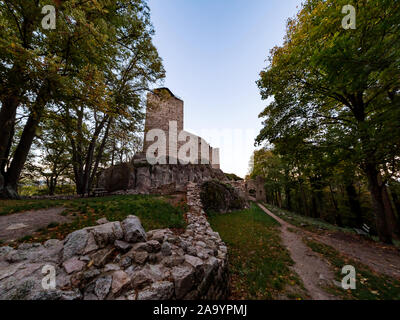 Alte mittelalterliche Höhenburg Bernstein im Elsass. Die Ruinen einer historischen Festung auf einem Felsen gebaut. Frankreich. Stockfoto