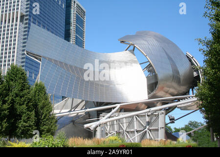 CHICAGO - Feb 09: Jay Pritzker Pavilion mit hohen, modernen Gebäude im Sommer im Millennium Park am 29. Juli 2011 in Chicago, IL, USA. Pavillon hosts conce Stockfoto