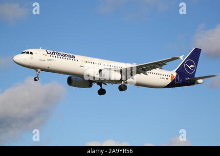 Lufthansa Airbus A321 D-luftig in Sonderlackierung sporting 'Die Maus', cartoon Kinder Charakter, Landung in London Heathrow Flughafen, Großbritannien Stockfoto