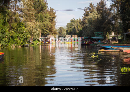 Farbenfrohe mexikanische Gondeln an schwimmenden Gärten von Xochimilco in Mexiko Stadt. Stockfoto