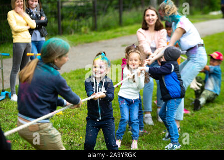 Tscheljabinsk, Russland - Juli 2019. Kinder verschiedener Nationalitäten sind Freunde beim Festival der Farben. Tauziehen. Kinder sind gesund Stockfoto