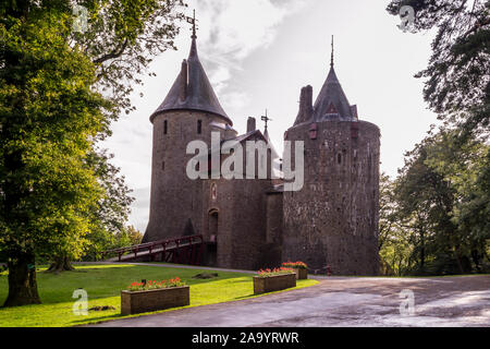 Castell Coch ist ein aus dem 19. Jahrhundert im gotischen Burg errichtet, über dem Dorf Tongwynlais in South Wales. Stockfoto