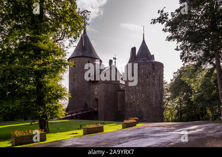 Castell Coch ist ein aus dem 19. Jahrhundert im gotischen Burg errichtet, über dem Dorf Tongwynlais in South Wales. Stockfoto