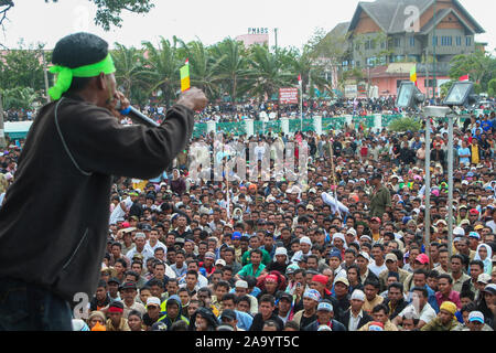 Banda Aceh, Aceh, Indonesien. 15. März 2006. M Rizal Falevi Kirani, Rede auf der Bühne am 1. Jahrestag des MoU Helsinki Stockfoto