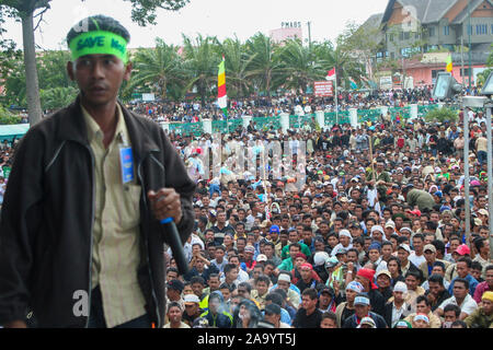 Banda Aceh, Aceh, Indonesien. 15. März 2006. M Rizal Falevi Kirani, Rede auf der Bühne am 1. Jahrestag des MoU Helsinki Stockfoto