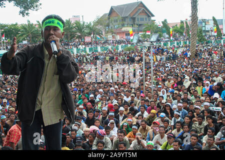 Banda Aceh, Aceh, Indonesien. 15. März 2006. M Rizal Falevi Kirani, Rede auf der Bühne am 1. Jahrestag des MoU Helsinki Stockfoto