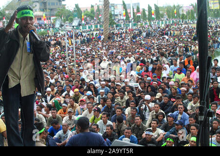 Banda Aceh, Aceh, Indonesien. 15. März 2006. M Rizal Falevi Kirani, Rede auf der Bühne am 1. Jahrestag des MoU Helsinki Stockfoto