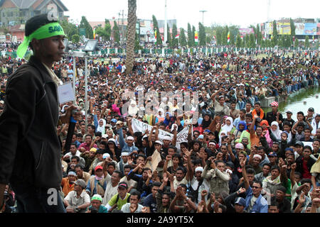 Banda Aceh, Aceh, Indonesien. 15. März 2006. M Rizal Falevi Kirani, Rede auf der Bühne am 1. Jahrestag des MoU Helsinki Stockfoto