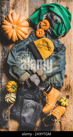 Herbst trendige Frauen outfit Layout über Holz- Hintergrund, Ansicht von oben Stockfoto