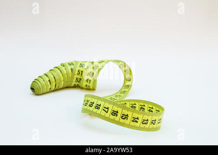 Gelbe Maßband in Meter und Zoll in einer Spirale Stockfoto