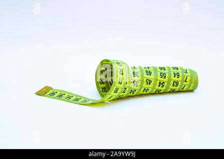 Gelbe Maßband in Meter und Zoll in einer Spirale Stockfoto