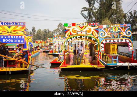 Mexikanische Arbeiter Malerei farbenfroh trajineras Boote in xochimilco, Mexiko City, Mexiko. 2016-12-19. Stockfoto