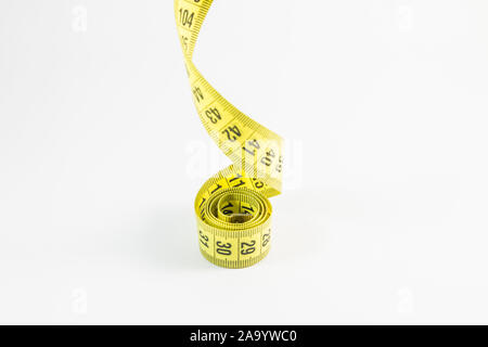 Gelbe Maßband in Meter und Zoll in einer Spirale Stockfoto