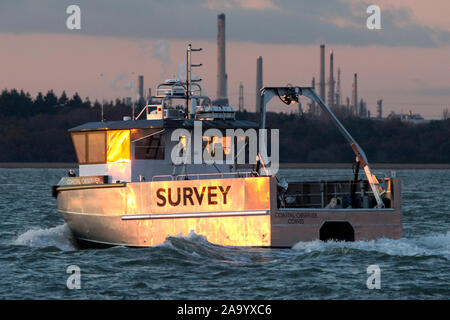 Umfrage, Boot, Schiff, Fawley, Öl, Raffinerie, den Solent, Cowes, Isle of Wight, England, Vereinigtes Königreich, Stockfoto