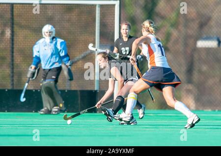 Ein Johns Hopkins University Frauen Hockey Mitglied verteidigt der Ball von einem gegnerischen Spieler während eines Centennial Conference Halbfinale mit Gettysburg College, 7. November 2009 überein. Vom Homewood Sammlung Fotografie. () Stockfoto