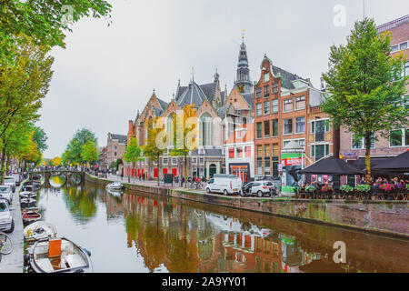 Amsterdam, Niederlande - 14.10.2019: bunte Häuser und Boote auf Amsterdam Canal. Herbst in Amsterdam. Reisen. Stockfoto