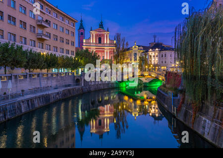 Ein Blick auf die Franziskanerkirche und Prešerenplatz in den Fluss Ljubljanica spiegelt sich in der Nacht in Ljubljana, Slowenien, Europa. Stockfoto