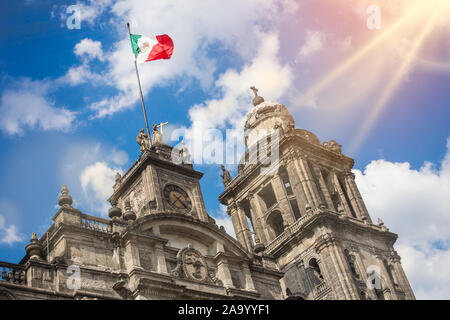 Metropolitan Kathedrale von Mexiko-stadt in Zocalo-platz und mexikanische Flagge. Stockfoto