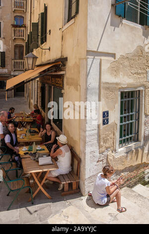 Mittagessen im Freien auf ein nettes kleines Restaurant von der Ponte del Megio in Ramo del Megio genannt Osteria La Zucca, Santa Croce, Venedig, Italien Stockfoto