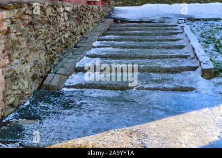 Urban Street Stufen durch Schnee in einem Park im Winter closeup abgedeckt. Stockfoto