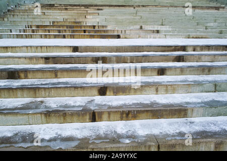 Urban Street Stufen durch Schnee in einem Park im Winter closeup abgedeckt. Stockfoto