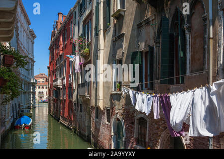 Rio delle Due Torri mit Blick auf den Canal Grande und die Ca' Pesaro auf der Linken, Venedig, Italien: von der Ponte del Ràvano Stockfoto