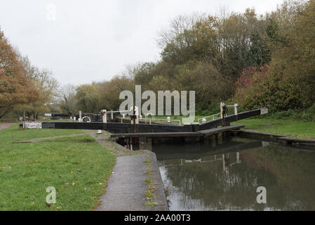 Canal Locks von Aldermaston Fluss für Boote, auf verschiedenen Ebenen bewegen Stockfoto