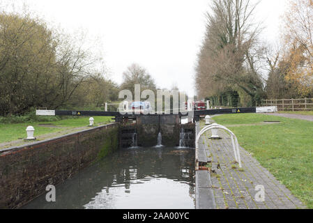 Canal Locks von Aldermaston Fluss für Boote, auf verschiedenen Ebenen bewegen Stockfoto