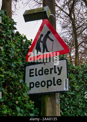Straßenverkehr Zeichen in Großbritannien warnen Pflege Aufgrund der wahrscheinlich Präsenz der älteren Menschen, die unter Umständen mehr Zeit benötigen, um die Straße zu überqueren. Stockfoto