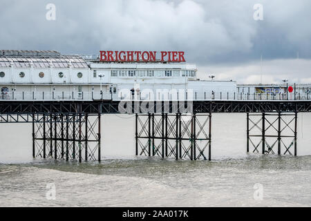 Die Brighton Palace Pier, die gemeinhin als Brighton Pier oder der Palace Pier bekannt ist ein Denkmalgeschütztes Pleasure Pier in Brighton, England, UK. Stockfoto