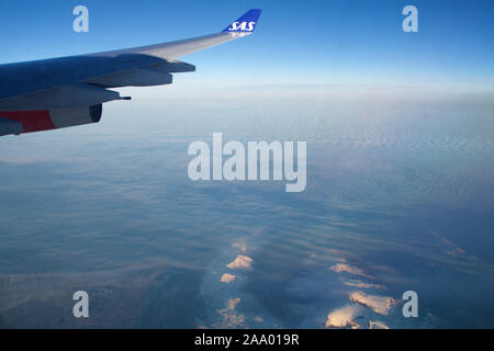 SAN FRANCISCO, California, United States - Jun 24th, 2018: Grönland Blick aus dem Flugzeug, gefroren Berge oder Gletscher mit Wing anzeigen Stockfoto