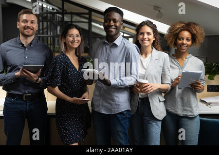 Portrait von glücklich Erfolgreiche multirassischen Business Team. Stockfoto