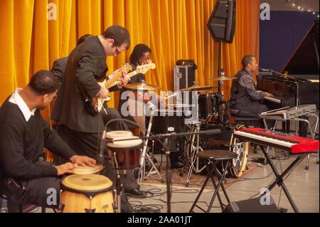 Profil anzeigen von Musikern auf der Bühne, während des Black History Month Kabarett präsentiert von der Dunbar-Baldwin - Hughes Theatre Company (DBH), an der Johns Hopkins Universität, Baltimore, Maryland, 20. Februar 2009. Vom Homewood Sammlung Fotografie. () Stockfoto