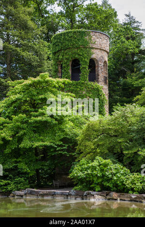 Chimes Tower, Longwood Gardens, Kennet Square, Pennsylvania, PA, USA, USA, Sträucher im Frühling formeller botanischer Garten Stockfoto