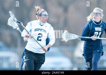 Ein Johns Hopkins University Frauen Lacrosse Spieler läuft, während der Ball wiegt als Gegner ihr während einer Übereinstimmung mit der Georgetown University, 25. Februar 2009 Verfolgungsjagden. Vom Homewood Sammlung Fotografie. () Stockfoto