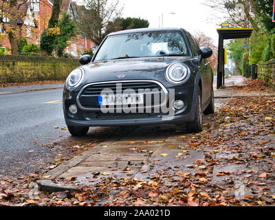 Ein Auto parkt auf dem Bürgersteig/Bürgersteig, Beschränkung der Platz für Fußgänger - in Großbritannien übernommen. Stockfoto