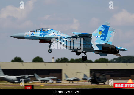 FAIRFORD/DEUTSCHLAND - vom 12. Juli 2018: ukrainische Luftwaffe Suchoi Su-27 UB Flanker 71 Fighter jet Ankunft und Landung für RIAT Royal International Stockfoto