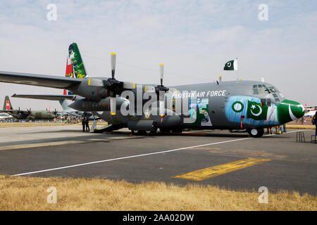 FAIRFORD/DEUTSCHLAND - vom 13. Juli 2018: Pakistan Air Force Lockheed C-130E Hercules 4178 Verkehrsmittel Flugzeug Static Display der RIAT Royal International Stockfoto