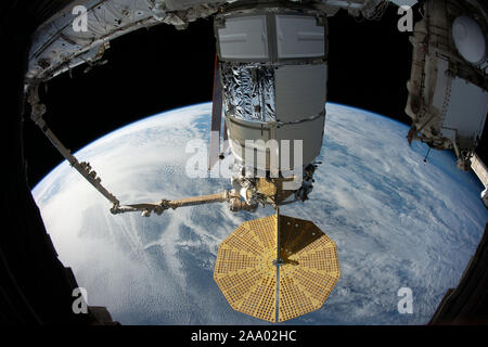 Washington, United States. Nov, 2019 18. Die USA Cygnus raumfrachter von Northrop Grumman wird dargestellt, am 4. November 2019, in den Griffen der Roboterarm Canadarm2, wie es die Einheit Modul für 70 Tage Cargo Transfer installiert wurde. Credit: NASA/UPI UPI/Alamy leben Nachrichten Stockfoto