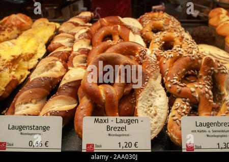 Brezeln in einem hölzernen Warenkorb auf Anzeige in einer Bäckerei. Sie sind eine Art von gebackenem Brot Produkt aus Teig am häufigsten in einem Verdrillten Knoten geformt. Stockfoto