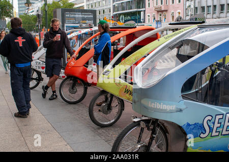 Umweltfreundliche Dreirad Taxi oder Fahrradrikscha in Berlin Deutschland Stockfoto