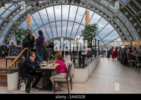 Im Restaurant im KaDeWe, Kaufhaus, Wittenbergplatz, Berlin, Deutschland. Kaufhaus des Westens, Berlin, Deutschland Stockfoto