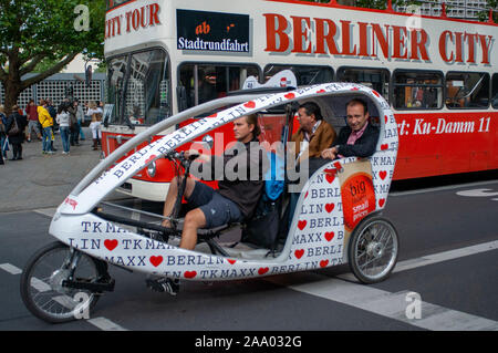 Sightseeing Tour bus und umweltfreundliches Dreirad Taxi oder Fahrradrikscha in Berlin Deutschland Stockfoto