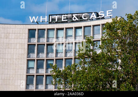 Weißes Gehäuse Gebäude in Berlin Deutschland. White & Case ist eine internationale Anwaltskanzlei, die dazu dient, Unternehmen, Regierungen und Finanzinstitutionen. Unsere lo Stockfoto