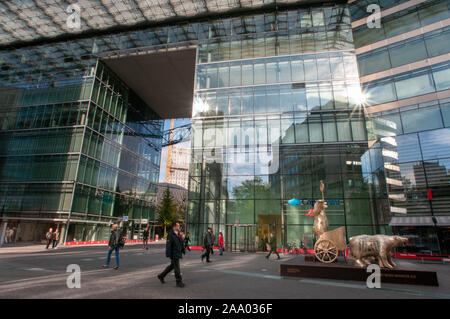 Touristen stehen als nächstes Skulpturen tragen Neues Kranzler Eck, Kurfürstendamm, Charlottenburg, Berlin, Deutschland Stockfoto